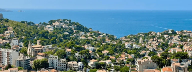 Vue de loin de la ville d'Endoume - Elagage & Abattage Marseille (13)
